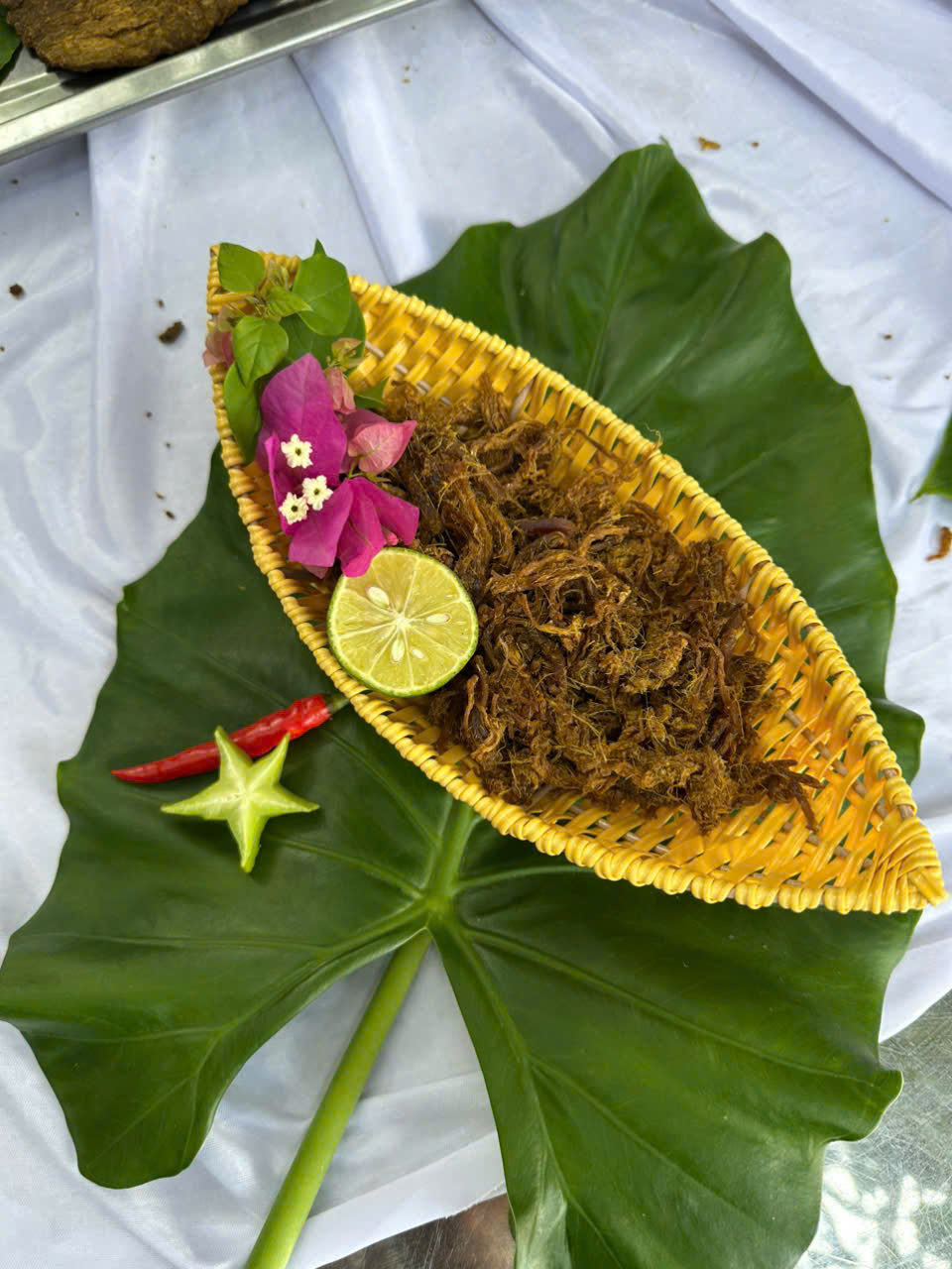 Tại Hương Việt Food, chúng tôi tự hào mang đến sản phẩm Bò khô làm từ thịt tươi nguyên chất, tái hiện trọn vẹn hương vị Bò khô Phố Cổ trứ danh Bò khô làm từ thịt tươi
